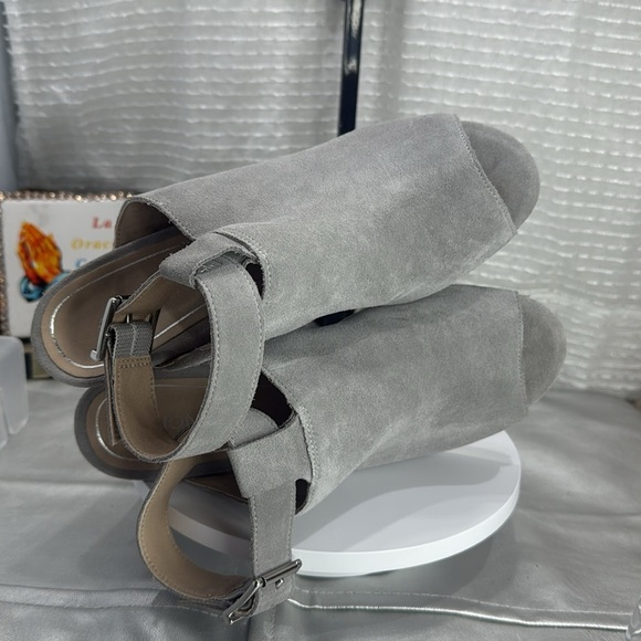 (E2) Vionic Perk Women's Kaia Light Grey Suede Peep Toe Platform Heel, Size 9 - Picture 9 of 15